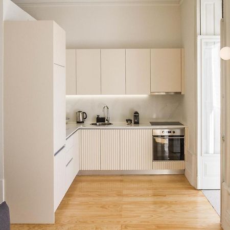 Modern Charming Loft With Balcony In Central Porto Luaran gambar