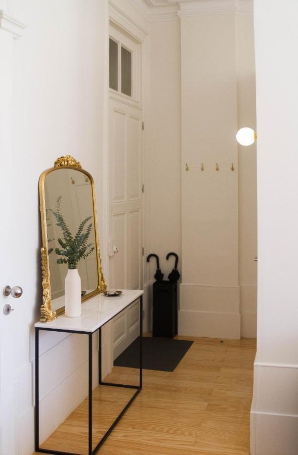 Modern Charming Loft With Balcony In Central Porto Luaran gambar