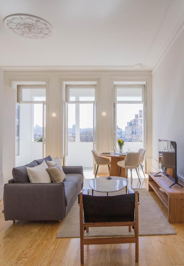Modern Charming Loft With Balcony In Central Porto Luaran gambar